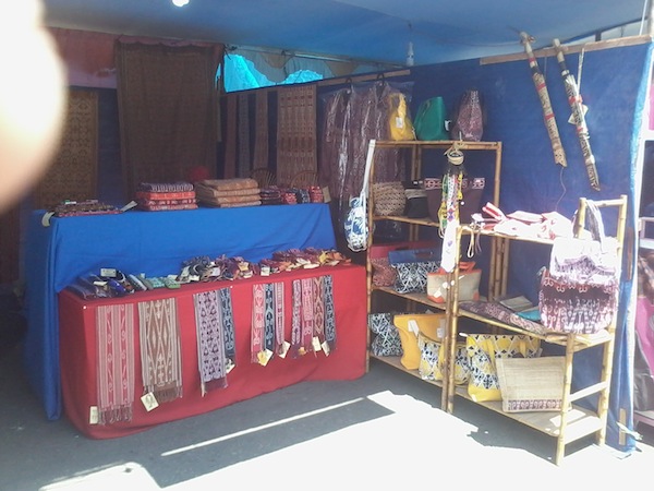 Stand Perhiasan Aksesoris Manik-Manik