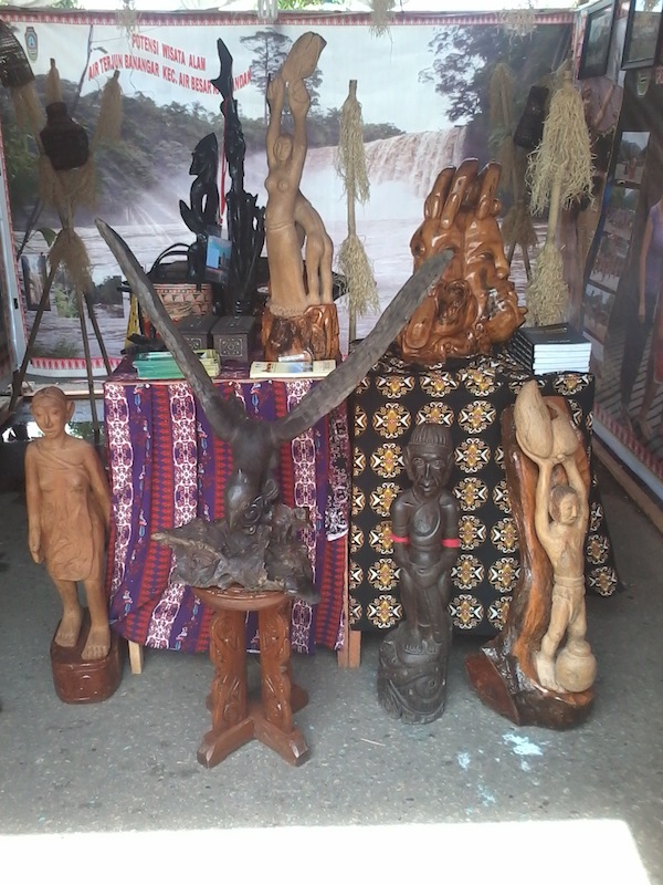 Stand Ukiran Kayu dan Patung