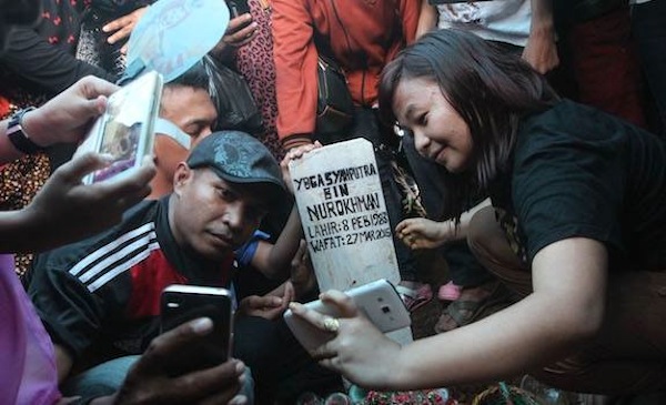 Tingkah Aneh Foto Selfie dengan Nisan Kuburan
