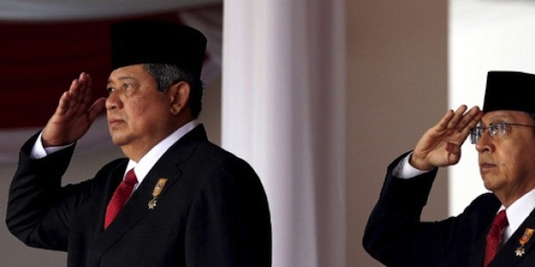 Posisi Hormat Wapres Boediono dalam Upacara Kemerdekaan RI
