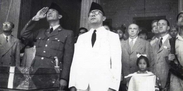 Posisi Hormat Wapres Boediono dalam Upacara Kemerdekaan RI