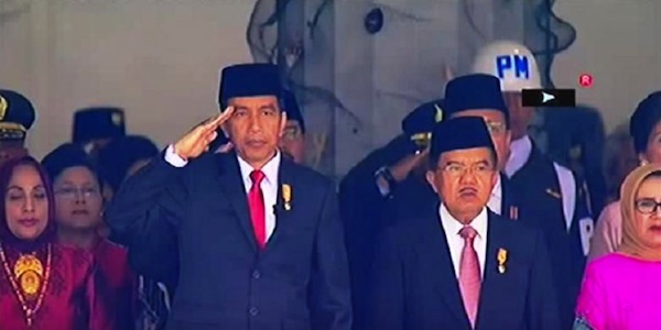 Posisi Hormat Wapres JK dalam Upacara Kemerdekaan RI
