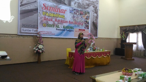 Konselor dan Praktisi Pendidikan Nizmah, M.Pd.I Sedang Memberikan Materi