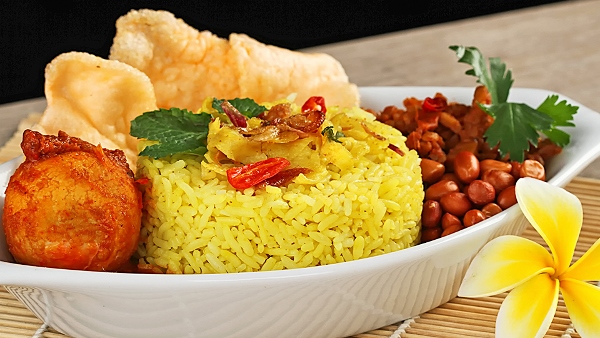 Menu Spesial Nasi Kuning