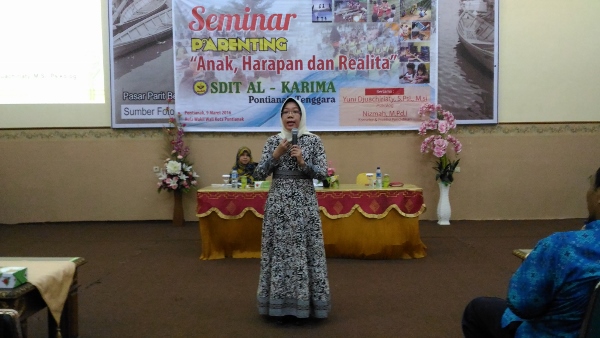 Psikolog Yuni Djuachiriaty, S.Psi, M.Si Sedang Memberikan Materi