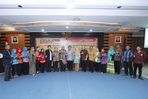 Foto Bersama Narasumber dan Panitia