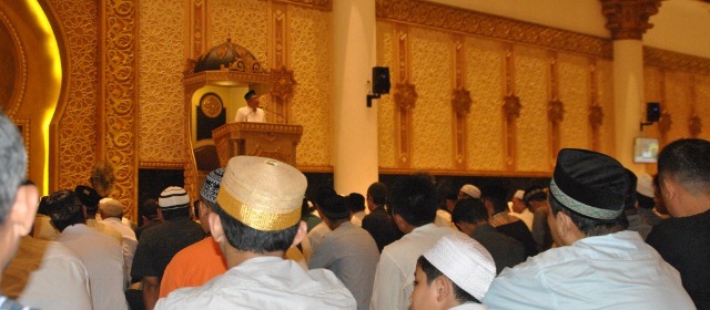 Sutarmidji Ketika Sedang Berada di Depan Para Jamaah Tarawih Masjid Raya Mujahidin Kalimantan Barat