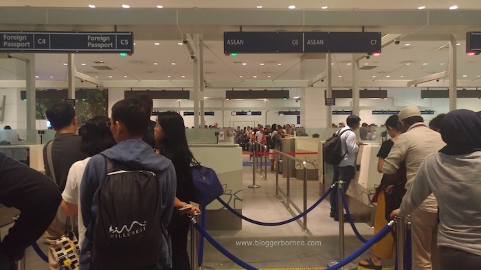 Blogger Borneo Antri Pemeriksaan Imigrasi Malaysia