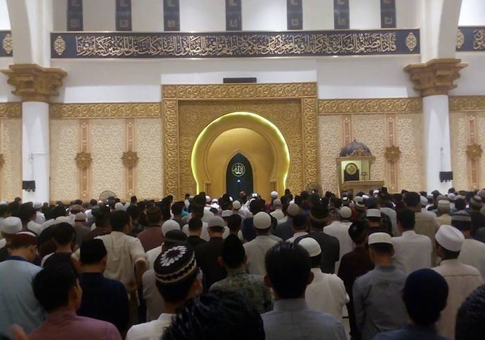 Kondisi Sholat Isya Berjamaah di Masjid Raya Mujahidin Pontianak