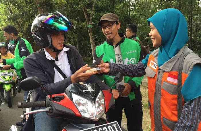 Relawan Rumah Zakat Kalimantan Barat Sedang Berbagi Takjil