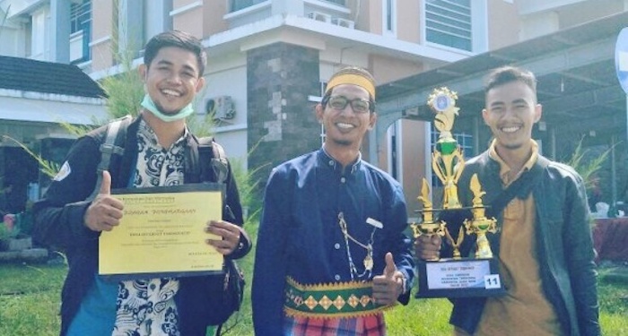 Kepala Desa Teluk Empening Menerima Penghargaan Desa Internet Inovatif 2017
