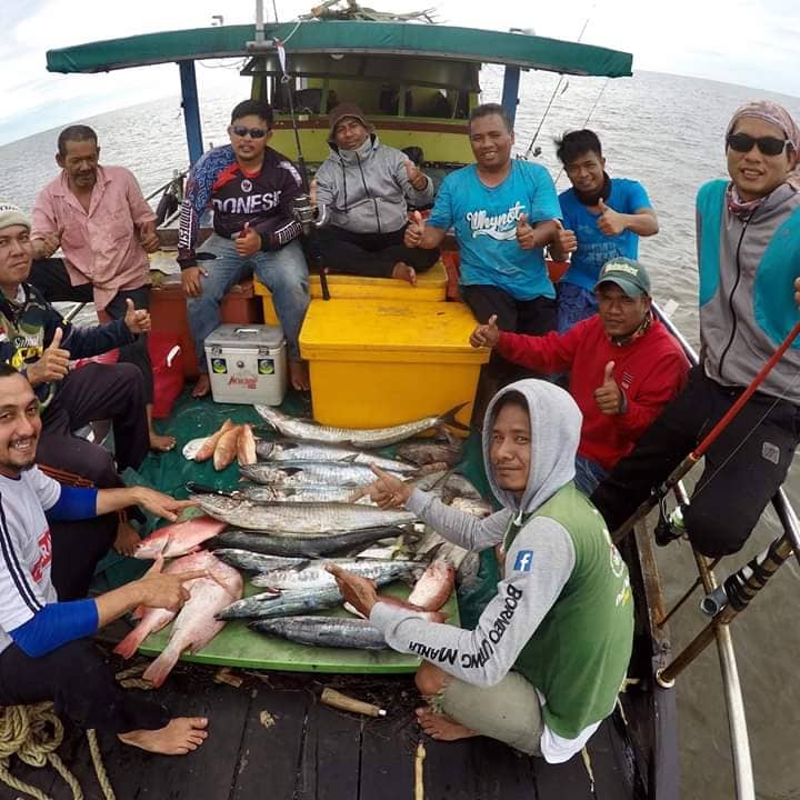 Tim Pemancing Menggunakan Jasa Sewa Kapal Mancing Pontianak