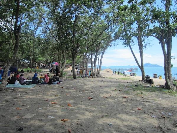 Pantai Pasir Panjang - Tempat Rekreasi Keluarga di Singkawang