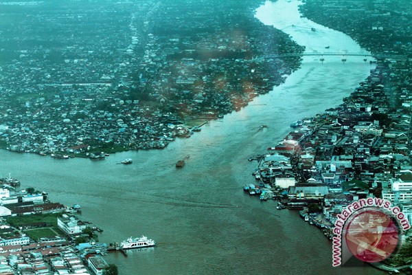 Pertigaan Sungai Kapuas dan Sungai Landak di Kota Pontianak