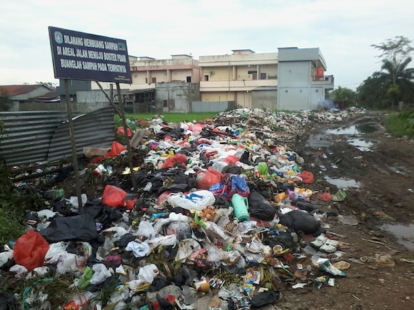 Tumpukan Sampah Rumah Tangga di Komplek Pondok Indah Lestari Kubu Raya
