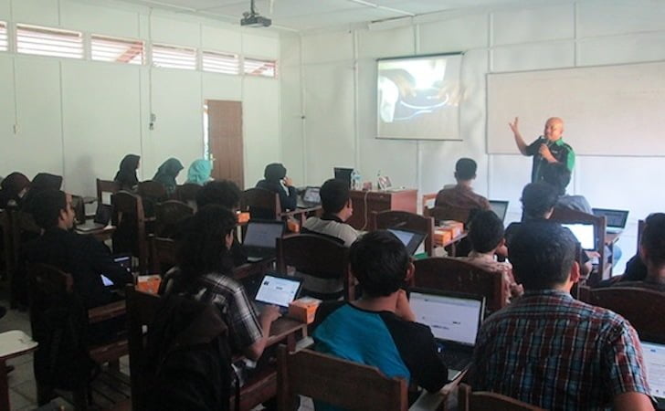Blogger Borneo Sedang Memberikan Pelatihan Blog di FAPERTA UNTAN 2015
