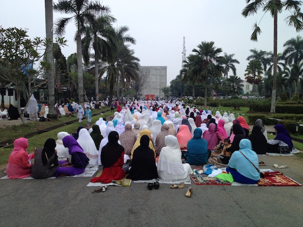 Para Peserta Tabligh Akbar Tampak Memenuhi Halaman Auditorium Untan Pontianak (Foto: Dok. Pribadi)