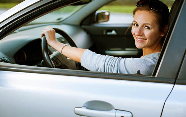 Tips Aman Berkendara Mobil bagi Wanita