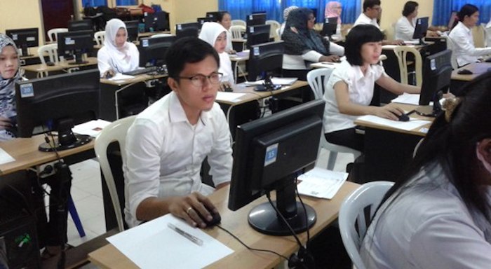 Para Peserta Tes CPNS Sedang Mengikuti Ujian CAT
